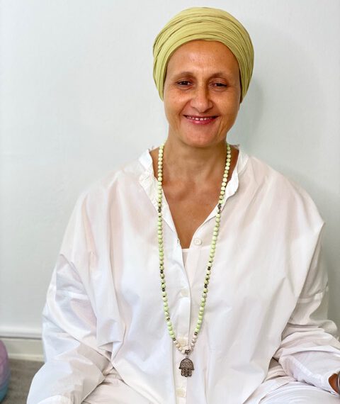 Seva sitzt 2624